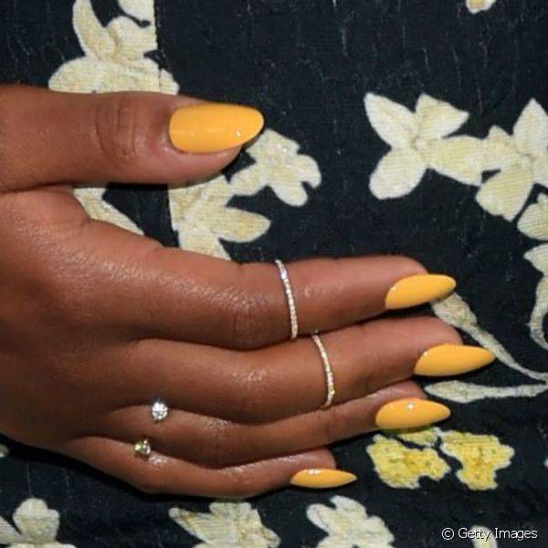 Kerry Washington combinou a cor das unhas com o detalhe amarelo do vestido para prestigiar um evento na Califórnia